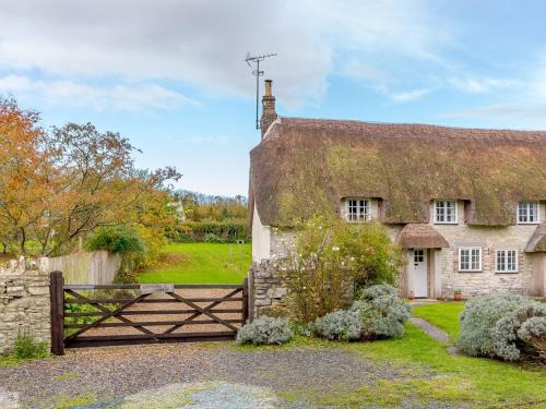 3 Bed in Whitcombe DC089