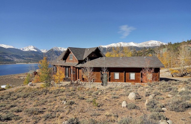 3 Bed Mountain Cabin with Hot tub, unbelievable lake and mountain views!