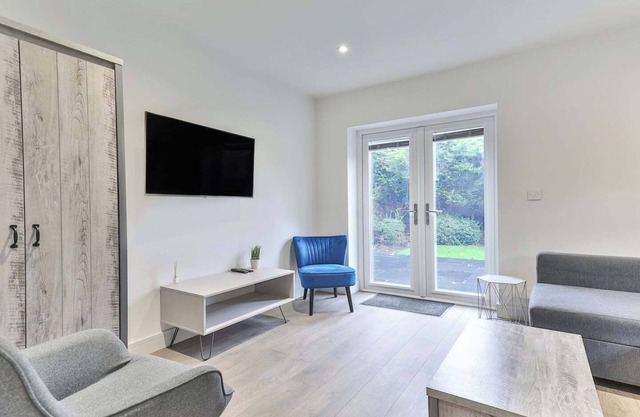 3 Bed Refurbished, Modern House, WiFi, Patio area