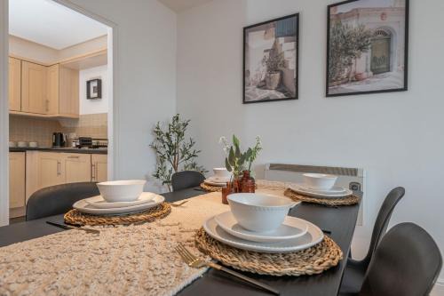 3-Bed Serviced Apt near M62, Leeds - Ideal for Up to 6 Guests - Long Stay Options - Free Parking and Wifi