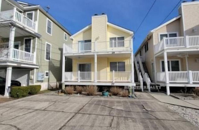 3 bedroom, 2 bath second floor unit close to beach