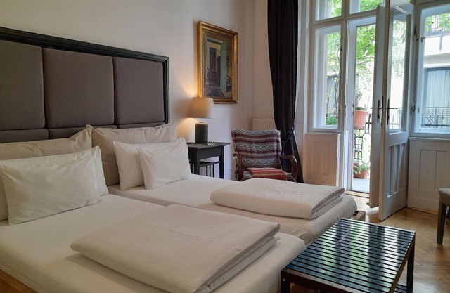 3 bedroom 2 bathroom balcony suite next Opera house n& private tours by owner