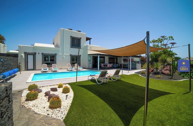 3 bedroom 3 bathroom, Beautiful property with Hot Tub and Air Conditioning