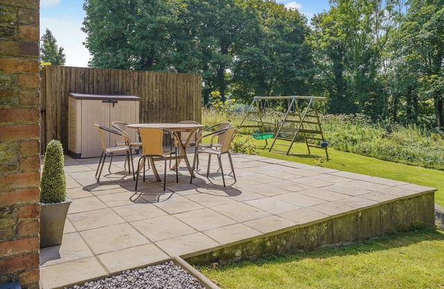 3 bedroom accommodation in Pen-clawdd