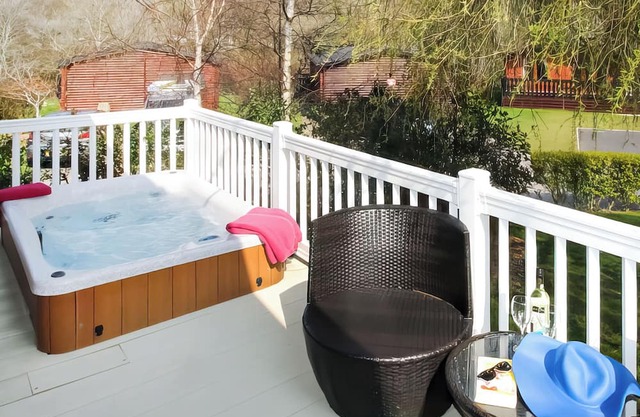 3 bedroom accommodation in Milford-on-Sea, Nr Lymington