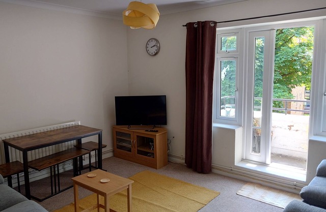 3 bedroom apartment, in SE London 500m from station