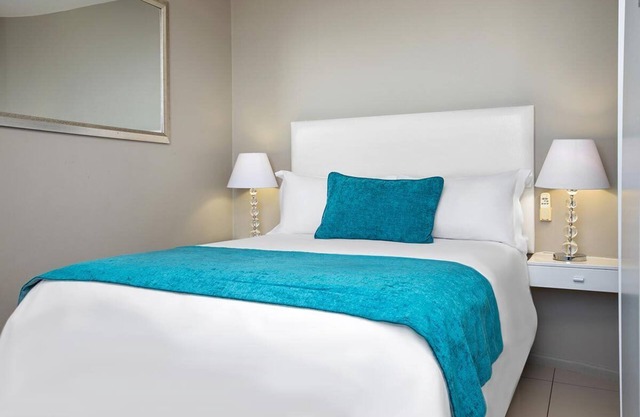 3-bedroom beach front apartment in Cape Town with Sea View and Robben Island