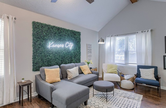 3-bedroom bungalow in peaceful Kansas City with AC, WiFi, Hot Tub, and Fire Pit