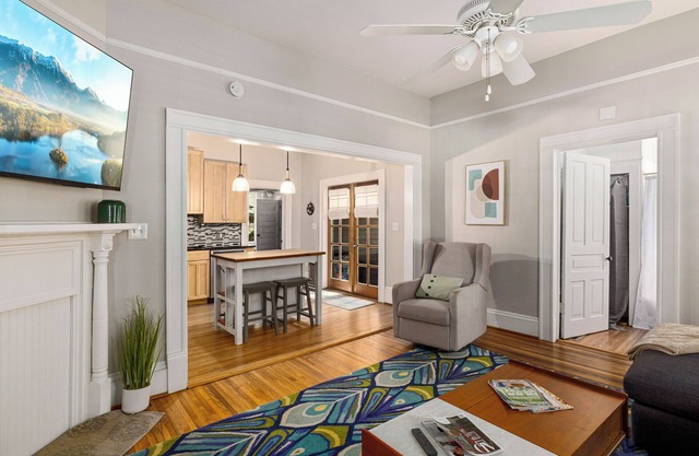 3-bedroom Bungalow, view of Uptown, walking distance to historic Plaza Midwood.