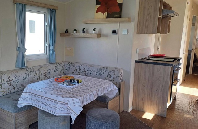 3 Bedroom Caravan - Sleeps 8, Parking, Pets, Beach