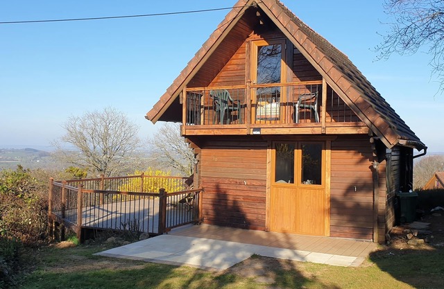 3 Bedroom Chalet/Lodge Stunning Views of Lake & Golf Course. Pool (May to Sept)