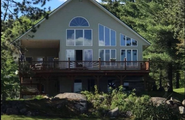3-bedroom Chalet at Eagle Bay Village with a Loft Sleeps 12