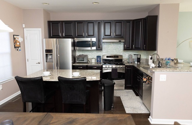 3 Bedroom Cozy/Spacious Luxury Rental 2 minutes away from DOWNTOWN!