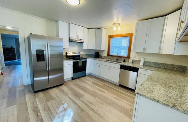 3-bedroom + double futon, 2 bath house in Laconia, 1 mile from Lake Winnisquam!