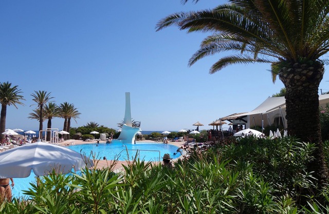 3 bedroom duplex in a luxury compound right on the sea near Cannes