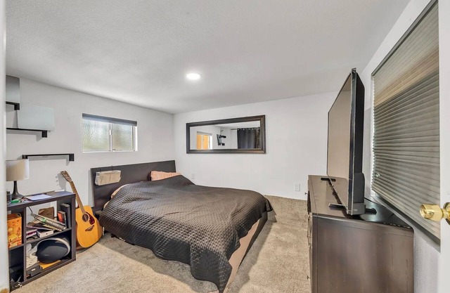 3 bedroom duplex unit walking distance from Downtown