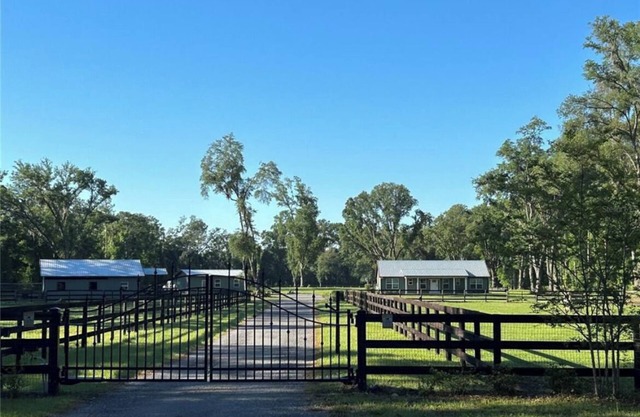 3-bedroom farmhouse with 4 stalls! Minutes from WEC