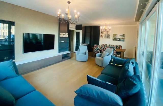 3 bedroom flat with private garden/balcony