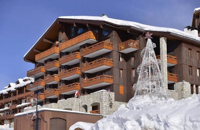 3 bedroom apartment at the foot of the slopes with superb mountain views, parking