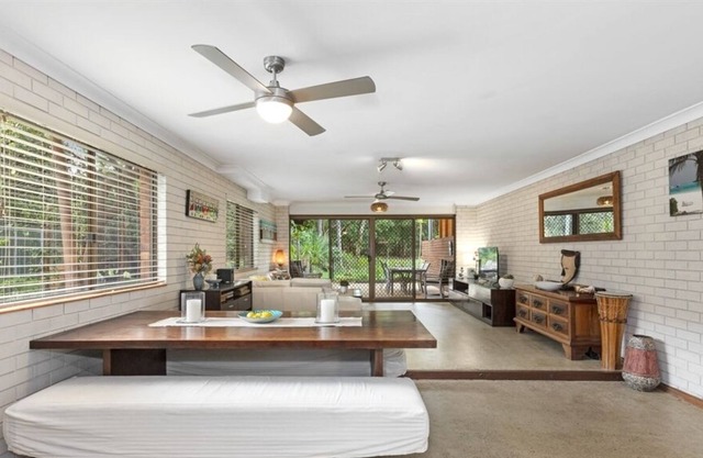 3 bedroom fully self-contained Villa is located in a quiet street at the northern end of Kingscliff.