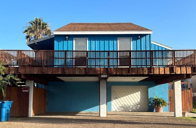 3-bedroom house with private pool, steps to beach