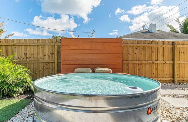 3 Bedroom home, 1.1 miles to the beach, walk to restaurants.
