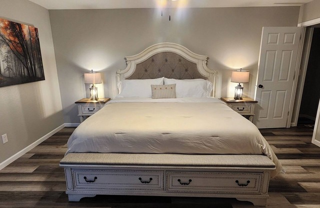 3-bedroom home in Golden Mo. with AC, WiFi. Nice yard.Close to Lake & boat ramp