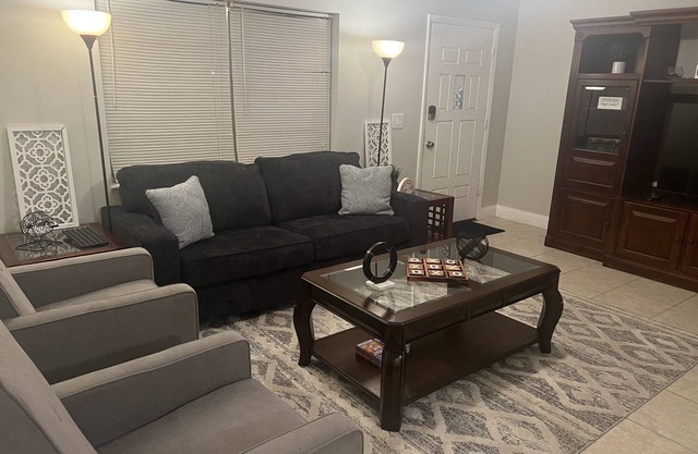 3 Bedroom home. Minutes from beach!