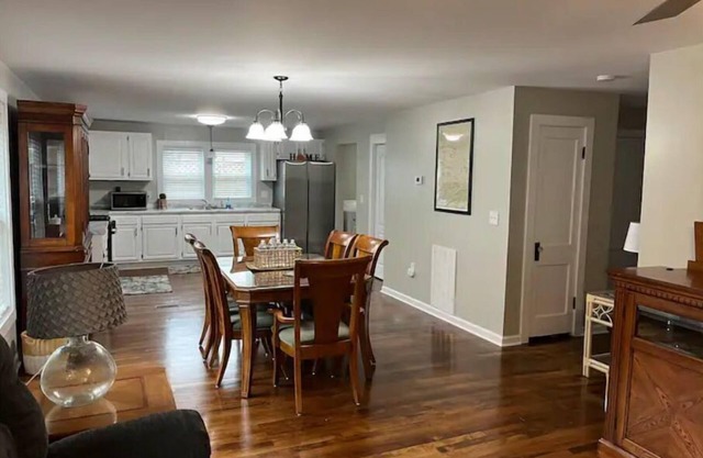 3 bedroom home quiet neighborhood close to trails