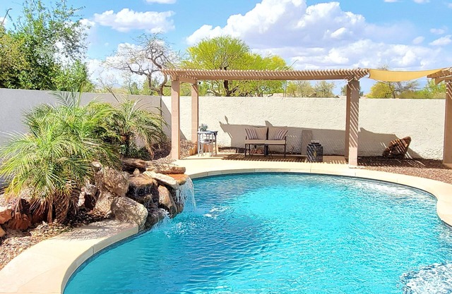 3-bedroom house backyard oasis Pool, dogs ok, free WiFi in Goodyear
