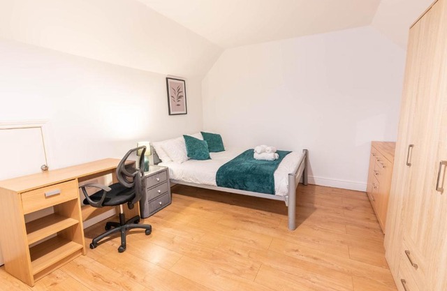 3 bedroom House for Contractors,Workers,Relocation,Insurance,Family, Free Parking, Ashburnham 1