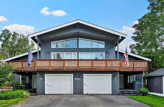 3-bedroom house in marvelous Anchorage with a lake access