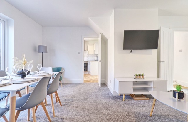 3 Bedroom House, Sleeps 6, Private Parking, Wifi