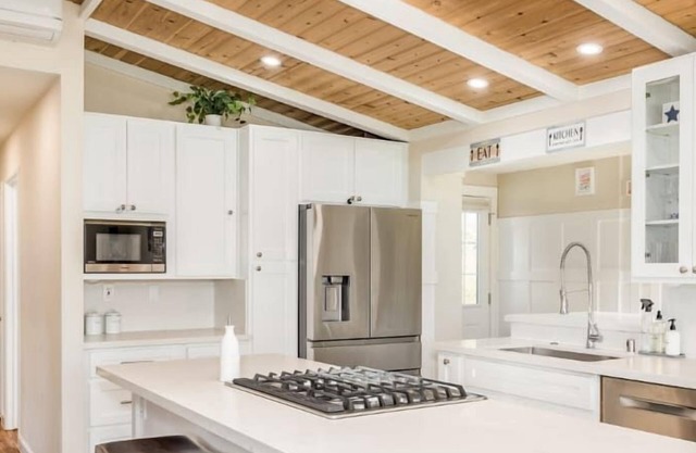 3 Bedroom House - 3 min from beach!