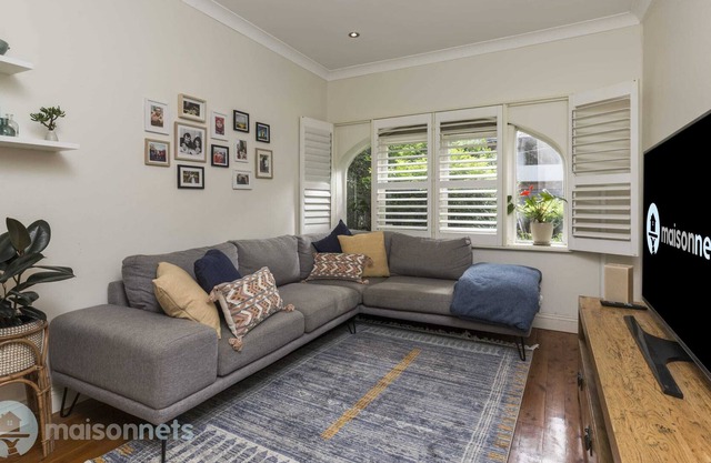 3 Bedroom House With Parking, Walk to Beach