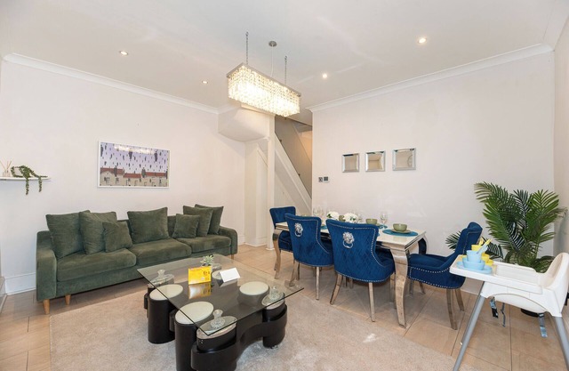 3-Bedroom Ilford House w/Private Garden & FREE Parking - East London, Stratford