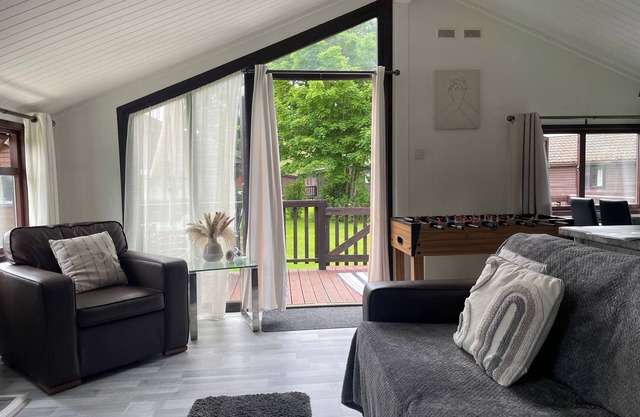 3 Bedroom Lodge - Pets, Parking, Wifi, Pool Access