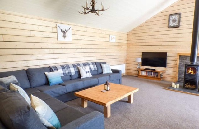 3 bedroom log cabin in Mid Wales with hot tub