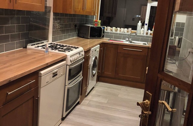 3 Bedroom Semi Detached House 30 min From Liverpool Street