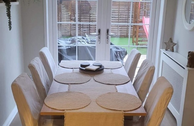 3 Bedroom, Sleeps 6, Free Parking