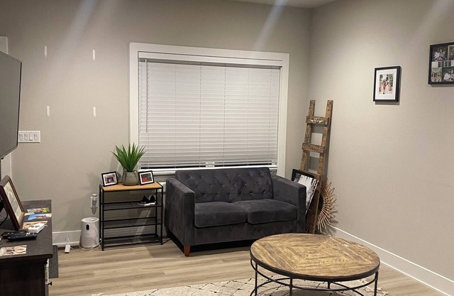 3-bedroom townhome in awesome Ankeny with WiFi, fitness room, AC