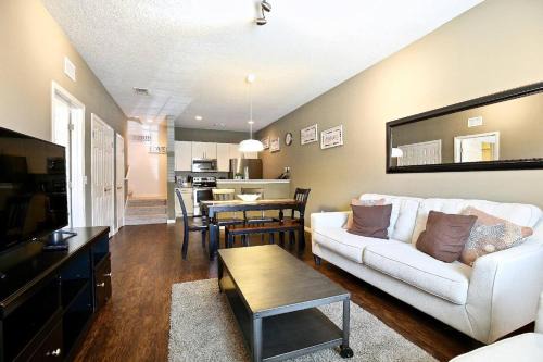 3 Bedroom Townhouse Fits 8, 10' To Disney Parks!