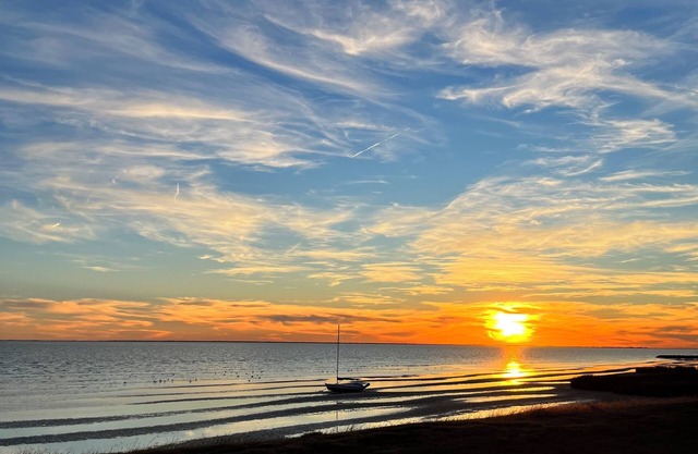 3-bedroom updated fishing cabin on the bay in Seadrift with WiFi & Central AC