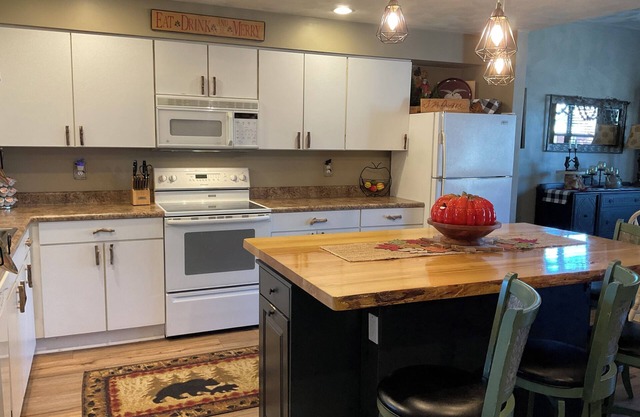 3-bedroom vacation home ski back from the slopes located in Seven Springs Resort