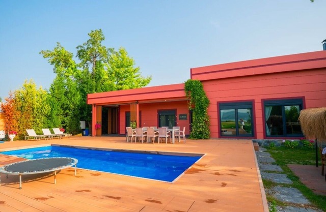 3-bedroom villa in welcoming Sapanca with huge garden at the lake.