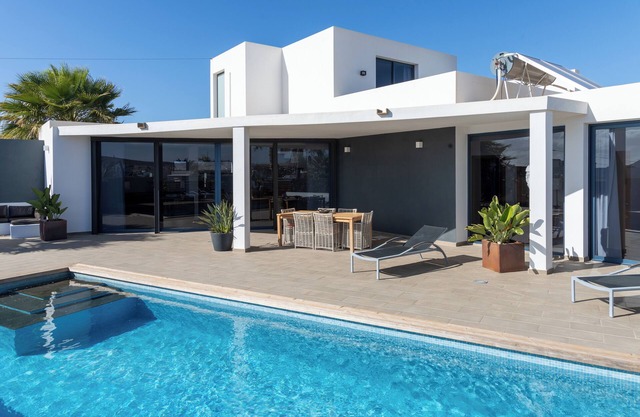 3 bedroom villa - Lajares center - swimming pool and total privacy