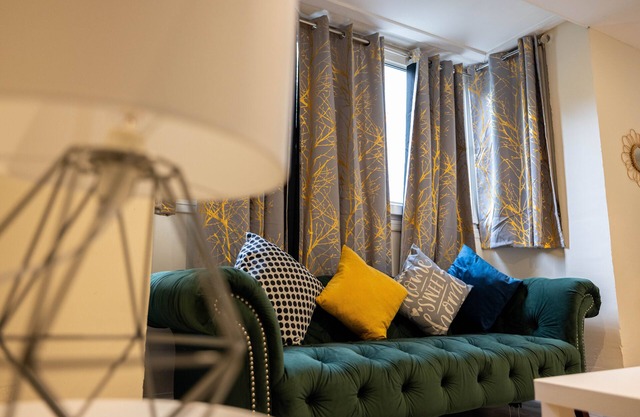 3 bedrooms-8Guests-babycot-15mintopepys-freeparkg