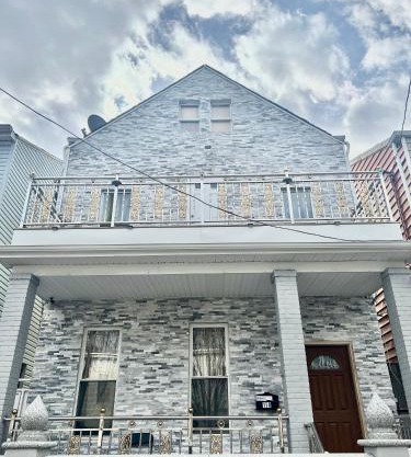 3 bedrooms in 2nd floor Modern Brooklyn home, Close to J train