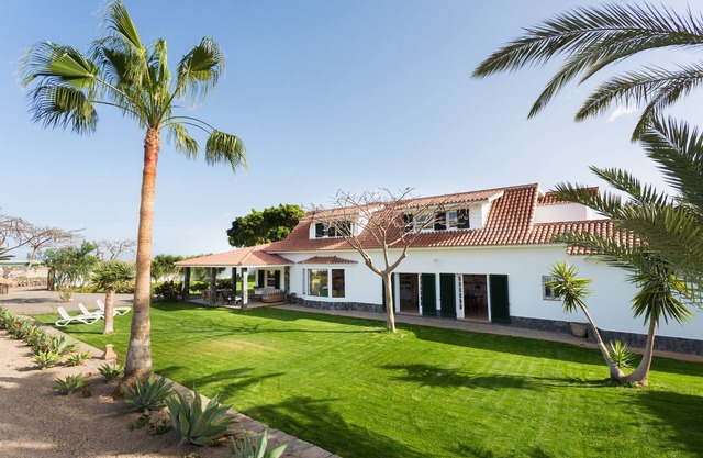 3 Bedrooms, WiFi, pool and private garden.