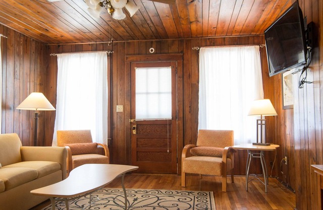 3 Br 2 Ba Cottage, pet friendly, walk 300 Ft. to the ocean, Boardwalk and Pier